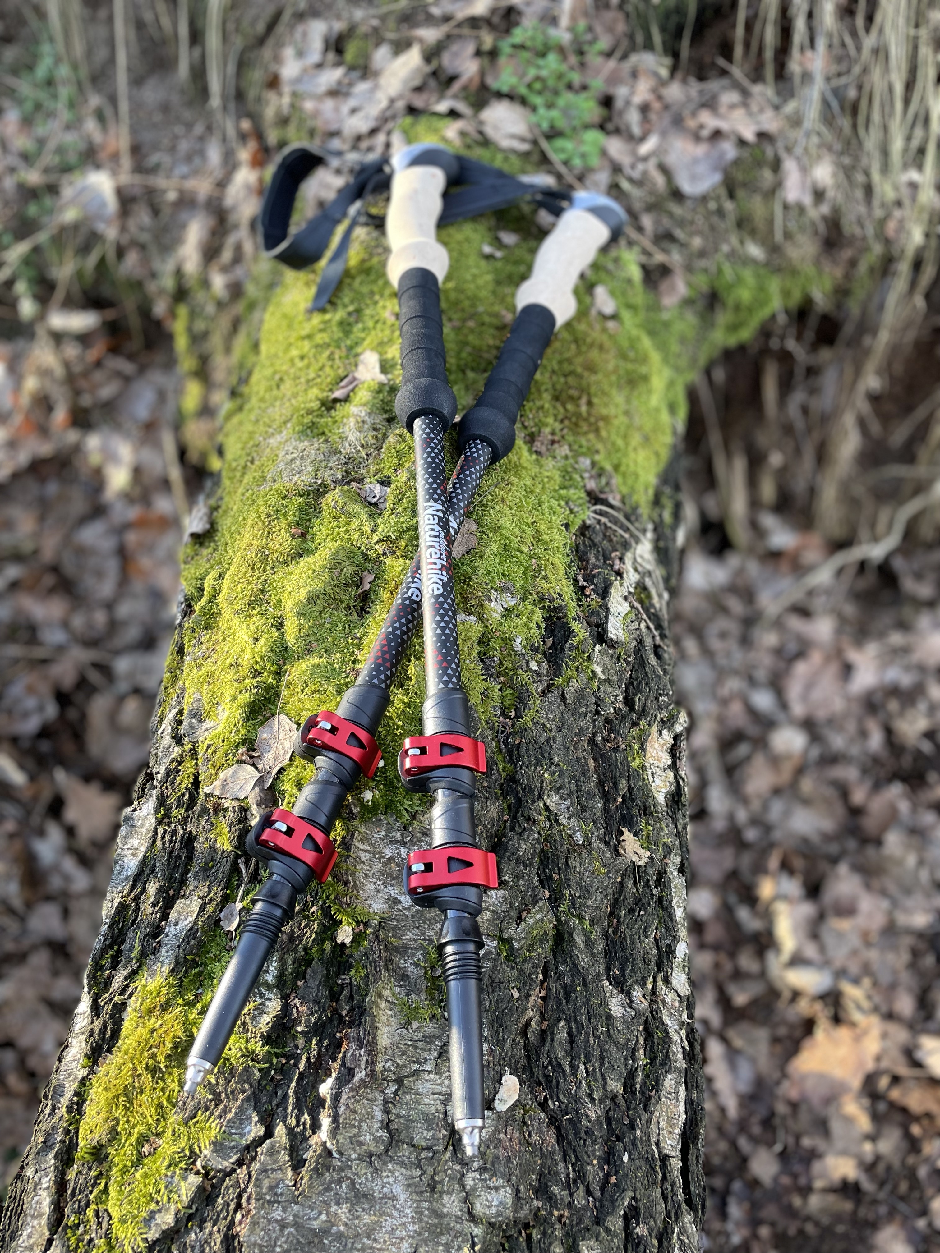 Naturehike karbonové trekové hole DS03 pár 400g - černo/červené