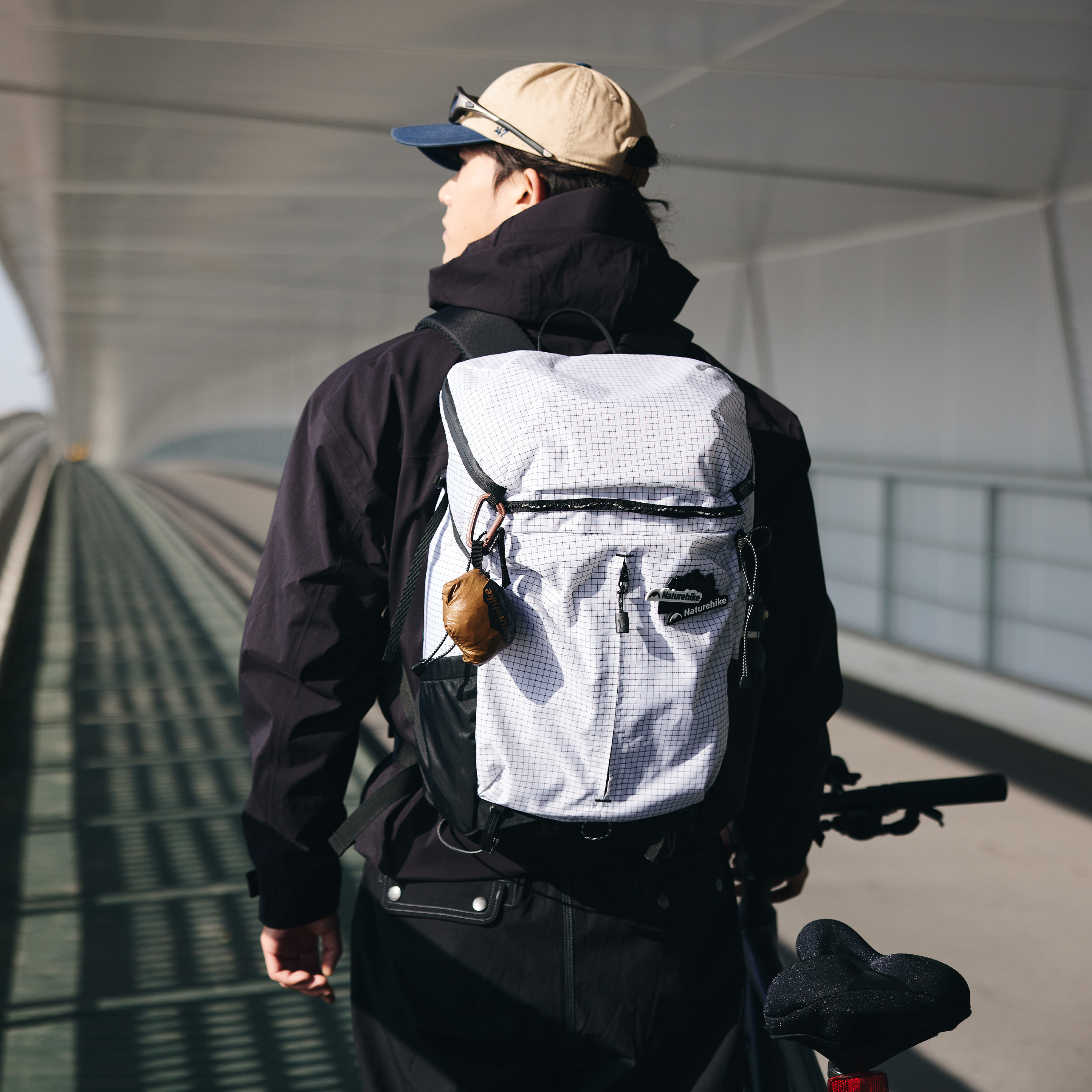 Naturehike batoh Helium 25l 600g- bílý