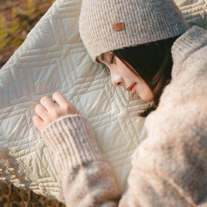 Naturehike velká cestovní vyhřívaná deka Clear Sky 760 g – krémová